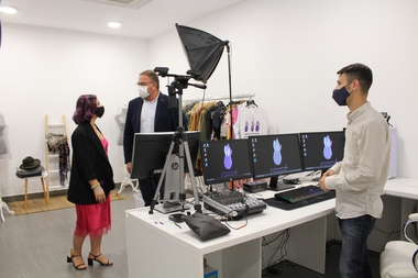 El Alcalde visita la nueva tienda de Piña Morada que vende ropa y complementos también a través de su web y las redes sociales