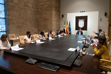 Junta y diputaciones financiarán con 24 millones de euros la contratación de personas desempleadas por las entidades locales   