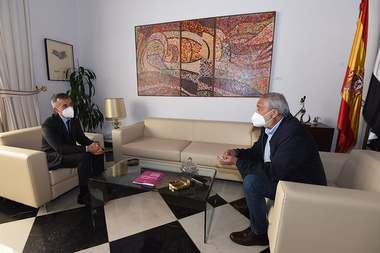 El presidente de la Diputación de Cáceres recibe al cónsul honorario de Portugal