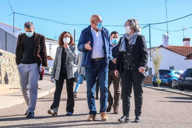 La Junta firma un convenio para convertir la antigua Hermandad Sindical de La Bazana en un edificio demostrador de consumo energético casi nulo