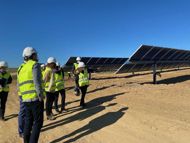 La consejera Olga García visita la nueva planta fotovoltaica Miraflores en Castuera