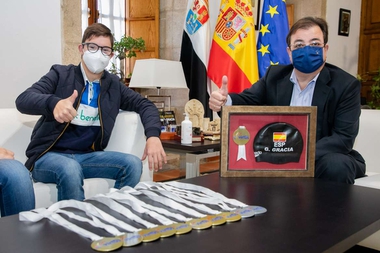Fernández Vara recibe en su despacho al nadador extremeño Guillermo Gracia