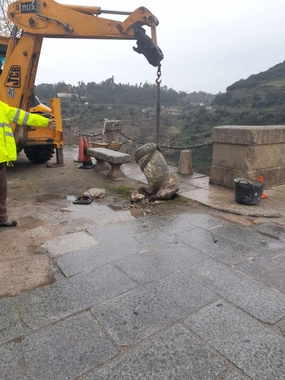 Reparados los daños por impacto de vehículos pesados en el acceso al puente romano de Alcántara