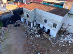 Las obras del entorno del Palacio de Godoy llevan un mes paradas