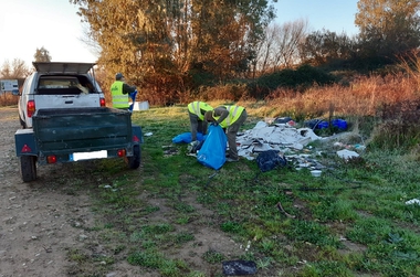 La Confederación Hidrográfica del Guadiana realiza trabajos de limpieza en los márgenes del río Gévora