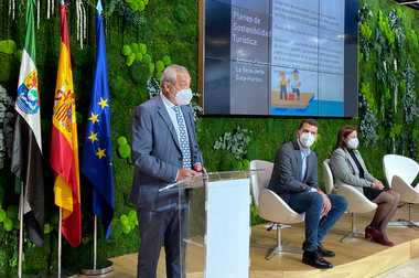 El Catálogo de Experiencias de Turismo Náutico o la Guía del Agua en la provincia, presentan en FITUR una de las fuertes apuestas de la Diputación