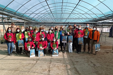 Alumnos de la Escuela Profesional de Navalmoral de la Mata visitan Haza de la Concepción y colaboran con las tareas de trasplante de ornamentales