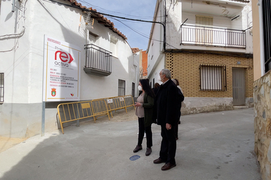 El presidente de la Diputación y la alcaldesa de Berzocana vi-sitan el avance de las obras del Complejo Residencial Geriá-trico