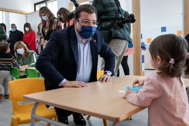 Fernández Vara afirma que la puesta en marcha de aulas de 1-2 años en la región favorece la igualdad de oportunidades en la educación