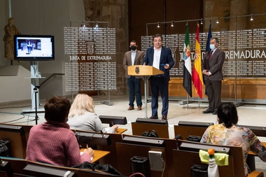 El presidente de la Junta firma el protocolo para celebrar el 9 de mayo el Día de Europa en Extremadura y el aniversario de la Declaración Schuman