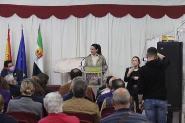 La consejera de Cultura afirma que la Feria del Gurumelo de Villanueva del Fresno es un buen ejemplo de turismo sostenible y especializado