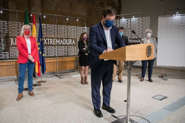 El presidente de la Junta y los agentes sociales firman una estrategia para mejorar la eficiencia energética del parque de viviendas públicas