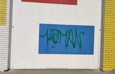 Un detenido por usurpación de identidad y otros dos por realizar pintadas en una tienda en sendas intervenciones de la Policía Local