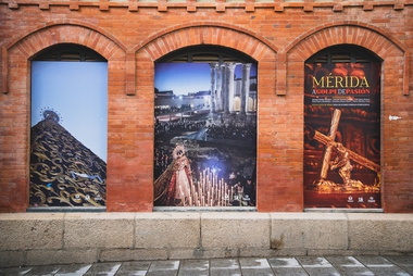 El alcalde de Mérida inaugura la exposición al aire libre Mérida, a golpe de pasión con imágenes de la Semana Santa emeritense de Interés Turístico