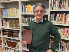Gumer Durán Dona a la biblioteca su diccionario de palabras y expresiones Santeña de las que se impregnó durante su niñez