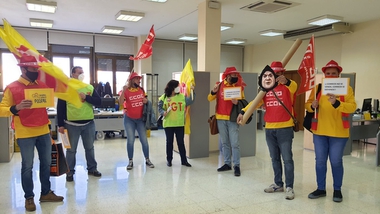 Representantes de CCOO y UGT de Badajoz se han encerrado hoy en las dependencias de la Jefatura Provincial de Correos de Badajoz 