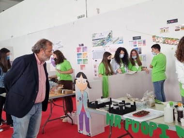 Rafael España participa en la II Feria de la Ciencia, que promueve en los jóvenes el interés por la investigación