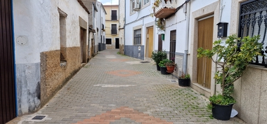 El Plan ReActiva de la Diputación interviene en la pavimentación y la red de saneamiento y abastecimiento de Santibáñez el Bajo y Ahigal