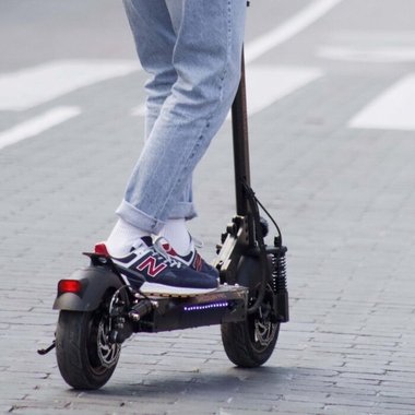 Herido con un trauma craneal y policontusiones un joven de 17 años en un accidente con un patinete