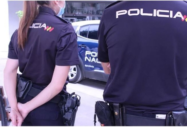 Policía Nacional detiene a dos hombres por robar baterías de vehículos