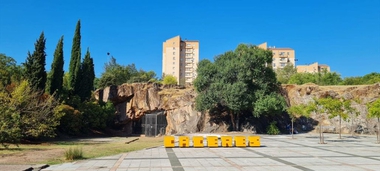 Las letras ocres de Cáceres ocupan ya su ubicación definitiva en la explanada de la Cueva de Maltravieso