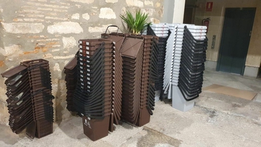El Ayuntamiento reparte cerca de 700 cubos en la primera semana para el sistema de recogida de residuos puerta a puerta en la Ciudad Monumental