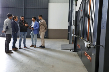 Fernández Vara visita las instalaciones de la empresa de control de automatismos Daspi Italy