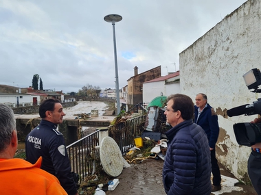 El presidente regional visita La Roca de la Sierra tras las inundaciones
