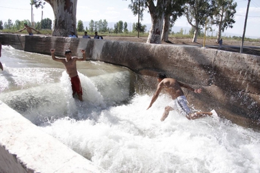 Delegación del Gobierno recuerda que bañarse en canales y acequias está prohibido