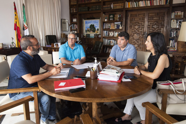 El presidente de la Diputación se interesa por el I Foro Rutas Culturales de España, que se celebrará en Cáceres