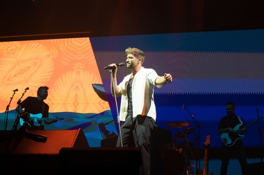 Pablo Alborán emociona en el arranque del Alcazaba Festival