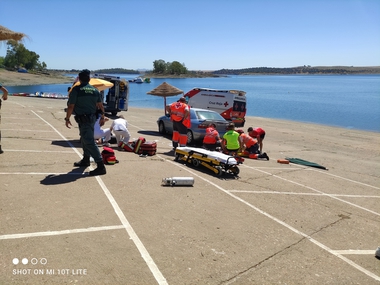 Unos 70 efectivos de emergencias participan este jueves en un simulacro de accidentes acuático y de tráfico en la playa de Orellana la Vieja