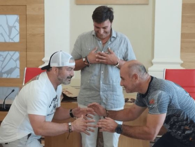 El concejal de Cultura, Jorge Suárez, ha recibido a los integrantes de los equipos de lucha de Estados Unidos y de Sambo de Cáceres