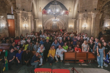 El alcalde da la bienvenida a 90 jóvenes de Guinea y Brasil que han visitado Santa Eulalia en su camino de regreso de la JMJ de Lisboa