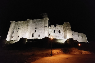 El Castillo de Belvís de Monroy estrena iluminación artística, poniendo en valor un elemento clave del patrimonio histórico artístico de la provincia