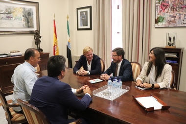 El consejero de Economía, Empleo y Transformación Digital y el alcalde de Badajoz buscarán una solución a los retos de futuro en torno a la Plataforma