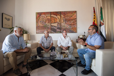 El presidente de la Diputación recibe al mayordomo de la Cofradía de la Virgen de la Montaña