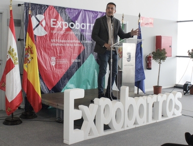 La Junta reivindica en Expobarros su apuesta por el comercio y el apoyo a las empresas como eje de la economía