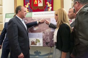 Monago anuncia una inversión de 4,4 millones de euros en dos años para construir el Aeródromo de Cáceres