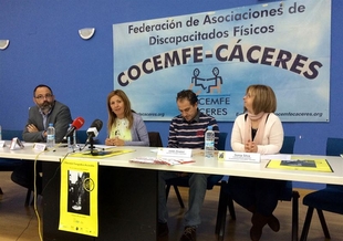 Un desfile de moda solidaria de diseñadores extremeños recauda fondos para Cocemfe en Cáceres