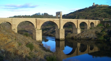 Del Moral invita a aprovechar el premio de 'Mejor Rincón' al Puente de Alcántara para incrementar el turismo