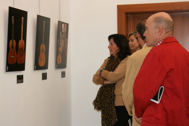 Una exposición de 53 fotografías muestra en el Parlamento extremeño guitarras flamencas fabricadas entre 1785 y 1968