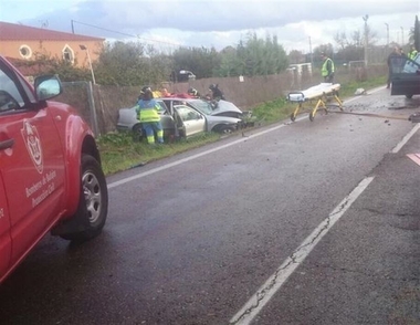 Dos heridos graves y uno leve en un choque de vehículos cerca de Badajoz