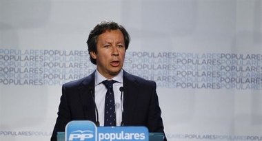 Floriano acusa a Sánchez de insultar a Rajoy y de alentar el independentismo de Mas