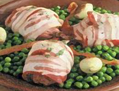 Codornices envueltas en bacon con guisantes