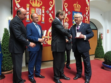Celdrán, exalcalde de Badajoz, recibe la medalla de la Orden Isabel la Católica