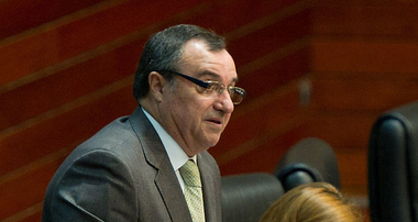 Damián Beneyto, portavoz de PREX-CREX, y José Antonio Monago protagonizan un agrio cruce de intervenciones en el hemiciclo