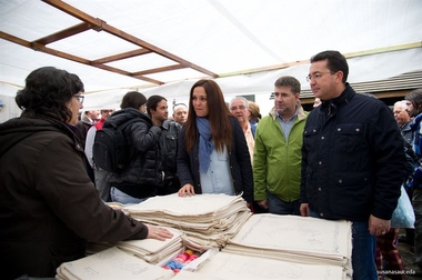 Manzano ensalza las tradiciones populares extremeñas en su visita al tradicional mercado de San Andrés