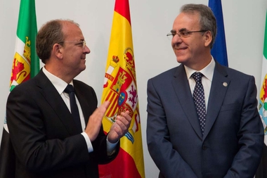Monago anuncia que desde mañana los universitarios pueden solicitar la beca complementaria para el curso 2014-2015