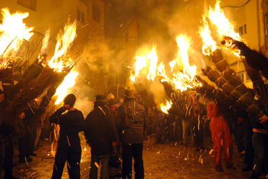 La fiesta de los Escobazos, de interés turístico regional, llenará de magia Jarandilla la noche del domingo